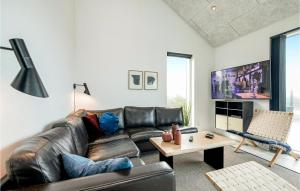 Et sittehjørne på 4 Bedroom Cozy Home In Blokhus