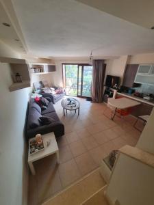 ein Wohnzimmer mit einem Sofa und einem Tisch in der Unterkunft Agria Lux Apartment in Agria