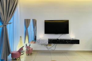 TV a/nebo společenská místnost v ubytování D'puncak Trefoil Setia Alam