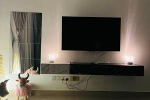 TV a/nebo společenská místnost v ubytování D'puncak Trefoil Setia Alam