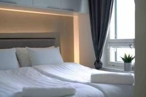 Postel nebo postele na pokoji v ubytování 1BR Suite - King Size Bed - Wi-Fi - Gym & Sauna