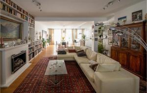 Holiday-business Residence في توفكيرتشين: غرفة معيشة مع أريكة ومدفأة