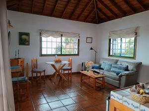 sala de estar con sofá y mesa en Casa La Majada, en Los Llanos de Aridane