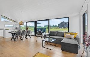 sala de estar con sofá y mesa en Beautiful Home In Fllenslev With Wifi, en Føllenslev