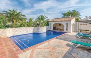 een villa met een zwembad en een huis bij Beautiful Home In Benissa With Kitchen in Benissa