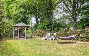 twee stoelen en een tuinhuisje in de tuin bij Residentie De Mors Type Dinkel in Delden