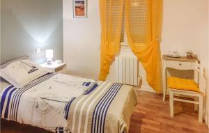 Posteľ alebo postele v izbe v ubytovaní 3 Bedroom Awesome Home In Saint-Carreuc