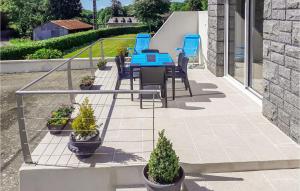 Balkón alebo terasa v ubytovaní 3 Bedroom Awesome Home In Saint-Carreuc