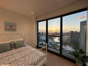 メルボルンにあるPrima Tower Apartment Face to Crown by GoodLiveのベッドと大きな窓のある寝室 +76枚の写真