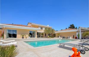 een villa met een zwembad en een huis bij Nice Home In Montelimar With Wifi in Montélimar