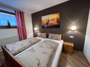 A bed or beds in a room at Ferienwohnung Steinbock Terrasse, Gartensauna, Garten, Grillplatz