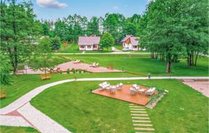 una vista aérea de un parque con mesas y sillas en Lovely Home In Gietrzwald With Kitchen, en Gietrzwałd