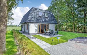 Ce petit cottage dispose d'une cour avec une table et des chaises. dans l'établissement Wieringen Waddenlodge, à Den Oever