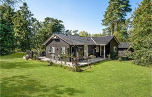 HøjbyにあるAwesome Home In Hjby With 4 Bedrooms, Sauna And Wifiの大庭付きの家