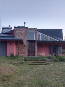 una casa in mattoni con veranda e balcone di Casa en Potrero de los Funes a Potrero de los Funes