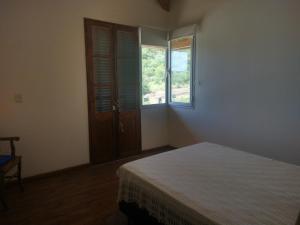 una camera da letto con un letto, una finestra e una porta di Casa en Potrero de los Funes a Potrero de los Funes Altre 10 foto