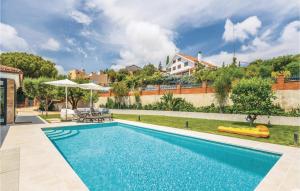 - une piscine dans l'arrière-cour d'une maison dans l'établissement Stunning Home In Alella With Outdoor Swimming Pool, à Alella