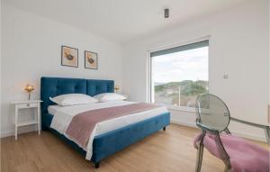 Säng eller sängar i ett rum på Amazing Home In Grubine With House A Panoramic View