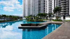 una piscina di fronte a un grande edificio di KL City View near DESA PARK Mont Kiara 8-9Pax 中文房东 a Kuala Lumpur