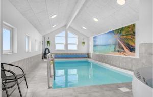 Sønder HurupにあるNice Home In Hadsund With Indoor Swimming Poolの大きな窓付きの客室内のスイミングプールを利用できます。