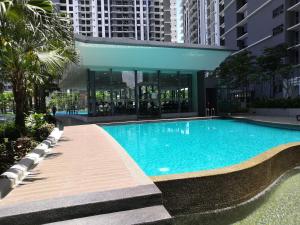 una piscina al centro di un edificio di KL City View near DESA PARK Mont Kiara 8-9Pax 中文房东 a Kuala Lumpur