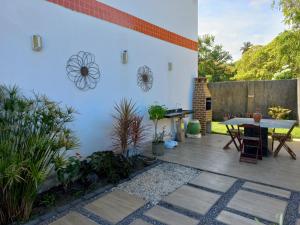 un patio con una mesa y algunas plantas en Apartamento Maria Farinha en Maria Farinha