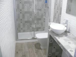 Koupelna v ubytování HOSTAL LETTO DAL MARE