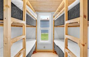 2 Bedroom Stunning Home In Hanstholm客房内的一张或多张床位