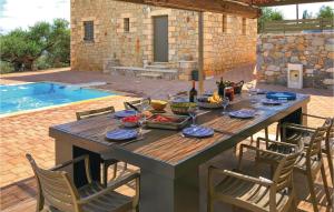 - une table avec de la nourriture et des boissons à côté de la piscine dans l'établissement Stunning Home In Kardamyli With Wifi, à Kardamyli