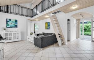 uma sala de estar com um sofá e uma escada em Amazing Home In Eg With Kitchen em Egå