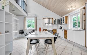 cocina con mesa blanca y sillas en Amazing Home In Eg With Kitchen en Egå