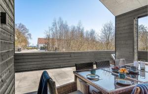 patio con mesa y sillas en el balcón en Cozy Home In Hadsund With Wifi, en Hadsund