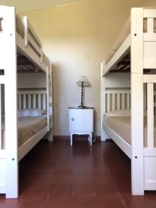 une chambre avec deux lits superposés et une table dans l'établissement Casa de Montaña, à Córdoba