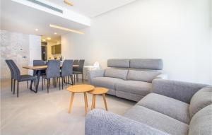 uma sala de estar com um sofá, uma mesa e cadeiras em Stunning Home In Castalla With Wifi em Castalla
