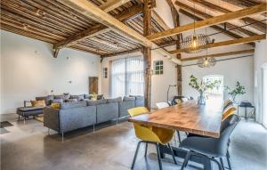 comedor con mesa y sofá en 6 Bedroom Gorgeous Home In Nijverdal en Zuna