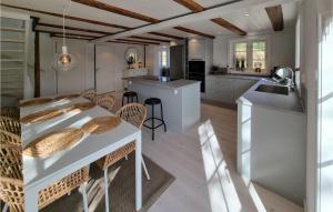 cocina y comedor con mesa y sillas en Stunning Home In Stillingsn With Kitchen en Stillingsön