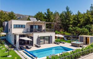 un'immagine di una casa con piscina di Amazing Home In Orebic With Wifi, Outdoor Swimming Pool And Heated Swimming Pool a Orebić (Sabbioncello)
