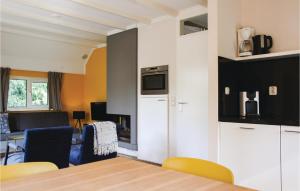 奧門的住宿－Konijnenbult，厨房以及带桌椅的用餐室。