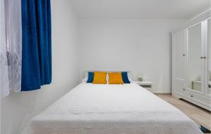 Łóżko lub łóżka w pokoju w obiekcie Awesome Home In Zadar With 2 Bedrooms, Wifi And Outdoor Swimming Pool
