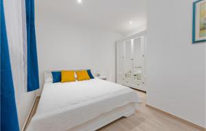 Łóżko lub łóżka w pokoju w obiekcie Awesome Home In Zadar With 2 Bedrooms, Wifi And Outdoor Swimming Pool