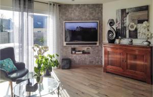 Μια τηλεόραση ή/και κέντρο ψυχαγωγίας στο 3 Bedroom Gorgeous Home In Milizac
