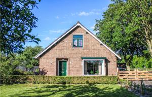 a brick house with a green door in a yard at Boerenzwaluw in Kamperveen