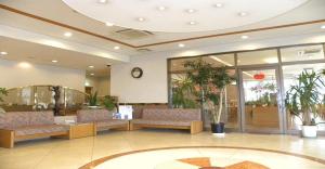 um lobby com uma sala de espera com sofás e um relógio em Yonezawa - Hotel / Vacation STAY 14340 em Yonezawa