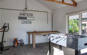 a room with a ping pong table and a game roomulum loading sign at Boerenzwaluw in Kamperveen