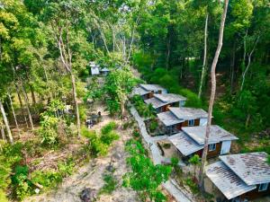 una vista aérea de un grupo de casas en un bosque en Good Time Resort Koh Kood en Ban Lak Uan