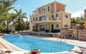 uma villa com piscina em frente a uma casa em Amazing Home In Koroni With Wifi em Koroni