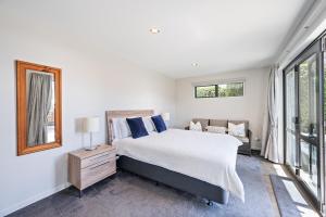 Ένα ή περισσότερα κρεβάτια σε δωμάτιο στο IRONSIDE LAKEVIEW TOWNHOUSE +25 φωτογραφίες