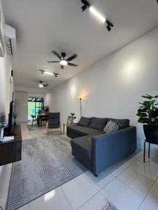 ein Wohnzimmer mit einem Sofa und einem Deckenventilator in der Unterkunft Tun Teja Homestay Jasin Melaka in Jasin