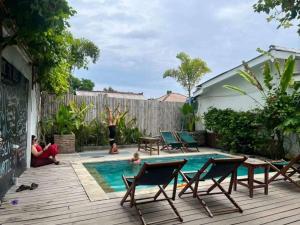 Bazén v ubytování Tipsea Turtle Rooftop Hostel Gili Trawangan nebo v jeho okolí