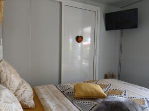 um quarto com uma cama e uma porta de vidro deslizante em S'cale TropiKal - Gite cosy avec piscine privée em Petit-Canal